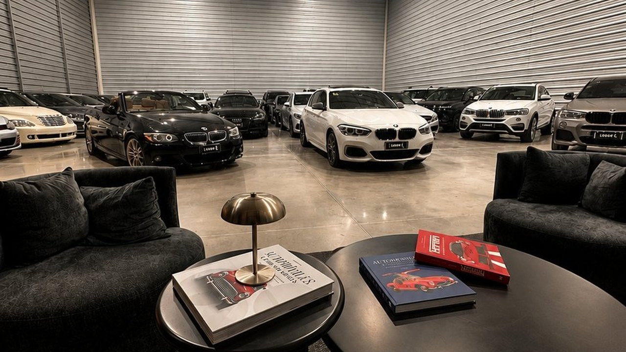 Vehículos premium en el showroom de LEGER